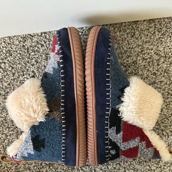 NEW Dearfoam slippers. - Picture 3 of 4